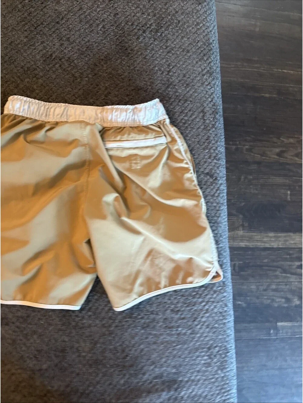 Vuori Shorts Mens Small Beige Tan Drawstring Athletic Swim Boardshort Quick Dry